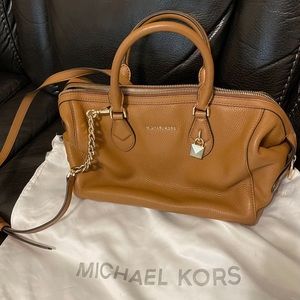 Michael Kors Crossbody purse only used like 3 times in really great condition!!